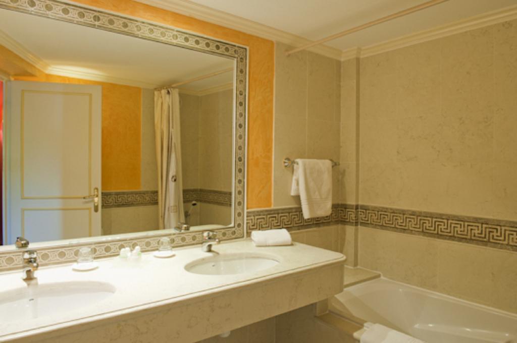 Hotel Restaurant Palais Cardinal Saint-Emilion Room photo